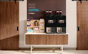 Holiday Inn Express & Suites. By Ihg